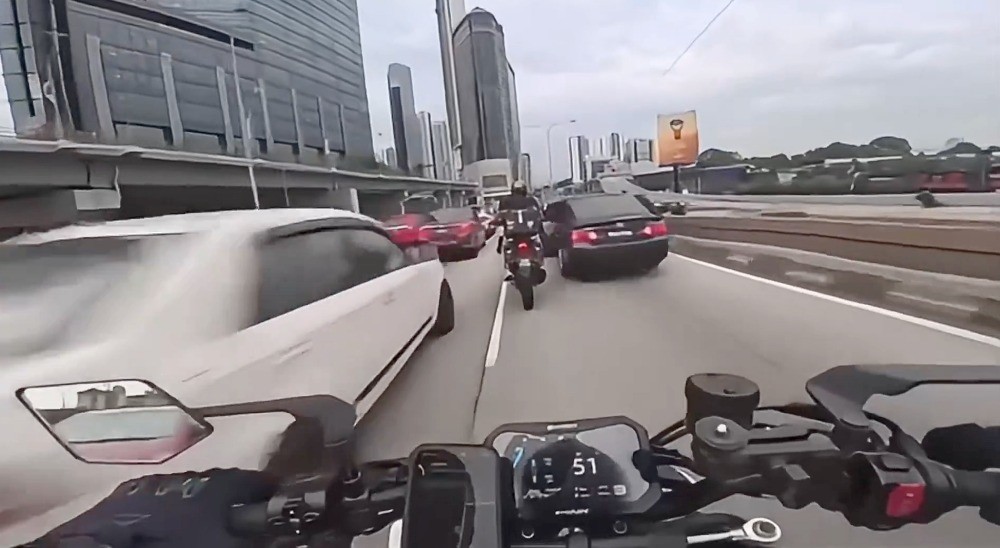 Ребёнок открыл дверь и подбил мотоциклистов