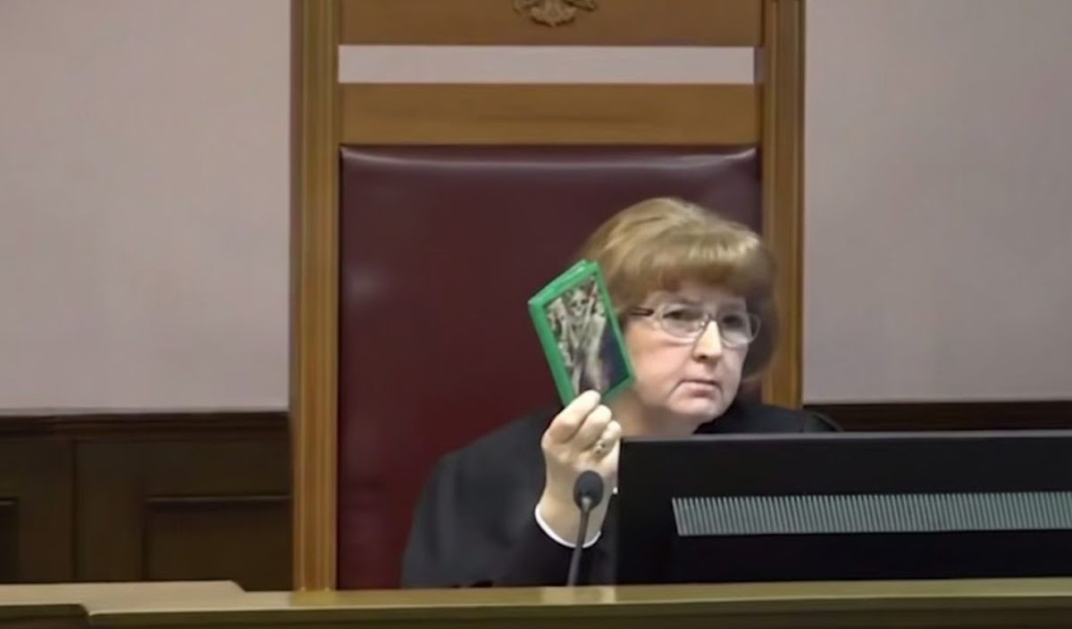 Судья отчитала мужчину за обложку паспорта