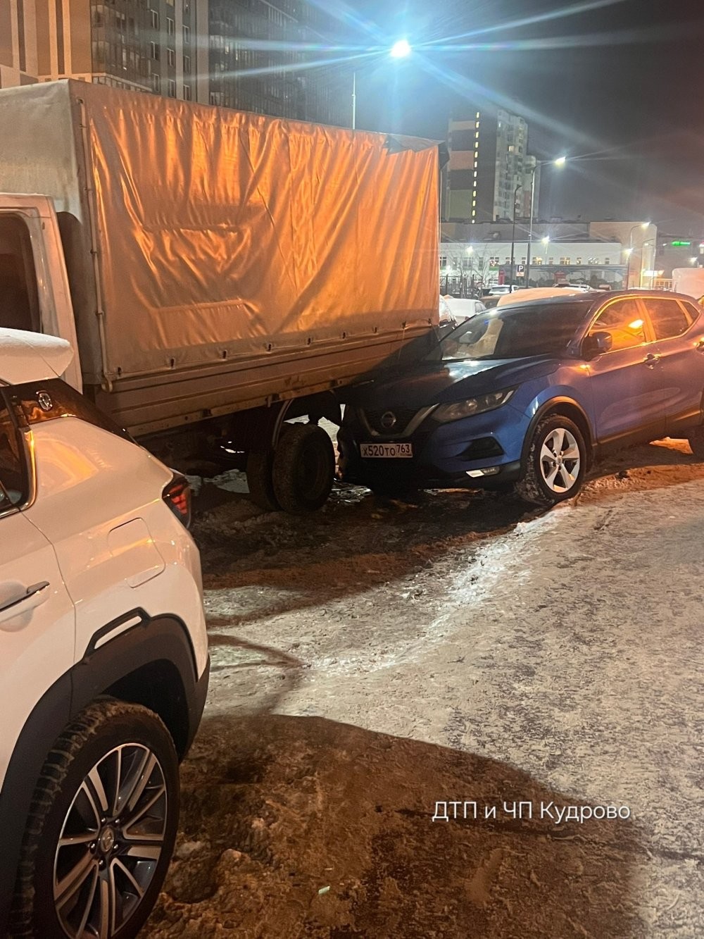 В Кудрово водители не поделили дорогу. Повреждения получили 9 автомобилей