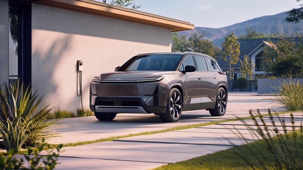 Toyota показала новый Highlander - теперь это электромобиль