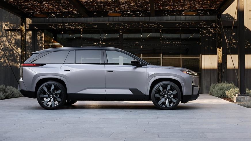 Toyota показала новый Highlander - теперь это электромобиль