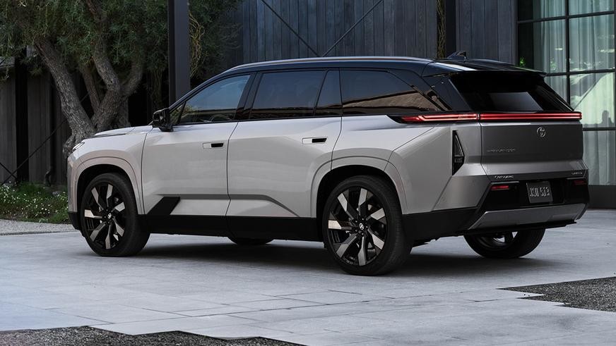 Toyota показала новый Highlander - теперь это электромобиль