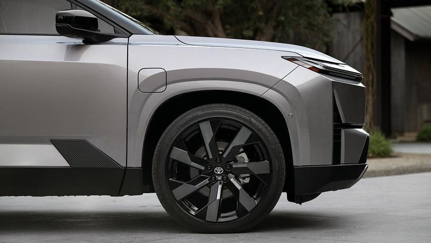 Toyota показала новый Highlander - теперь это электромобиль