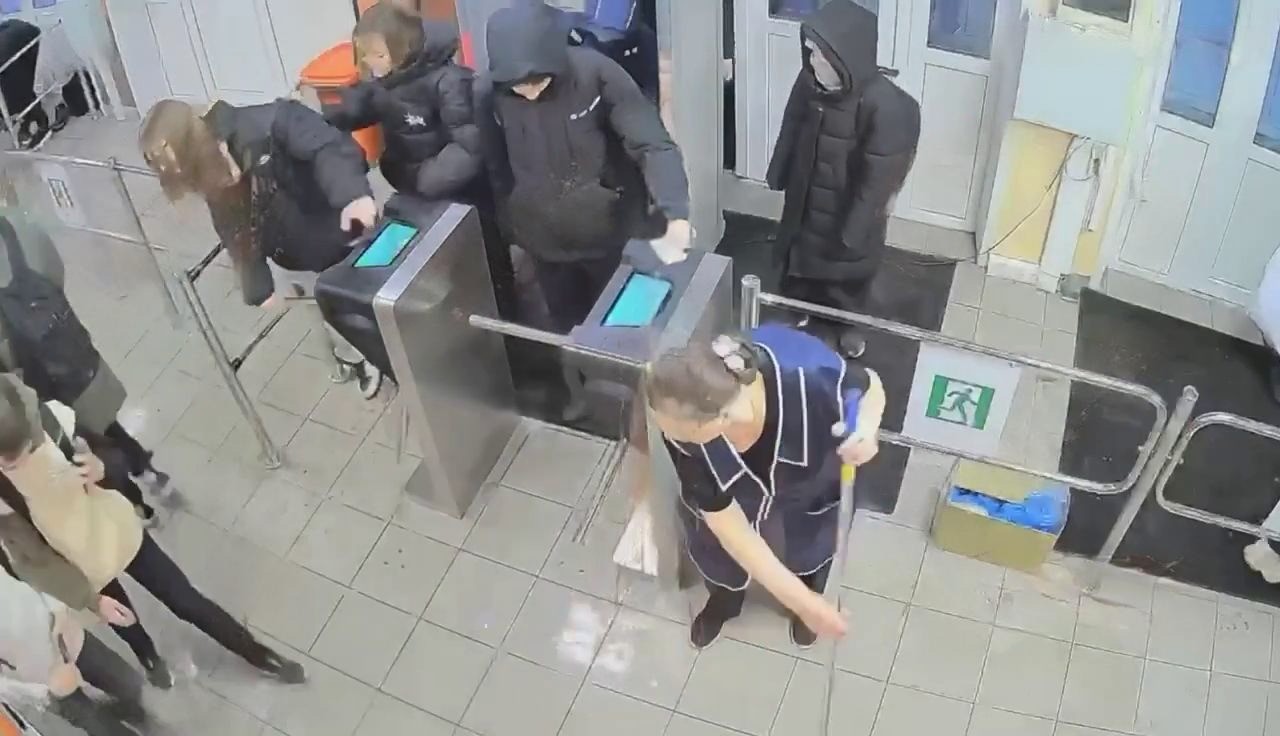 В московской школе   семиклассница получила серьёзную травму после удара током от турникета