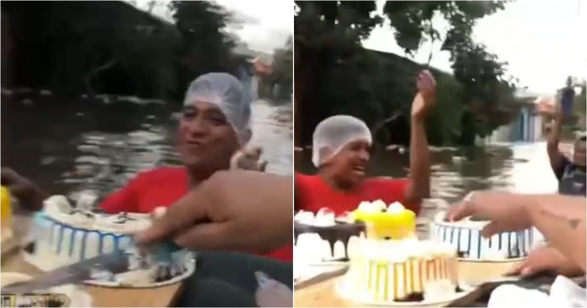 В Колумбии жители устроили праздник по грудь в воде, используя надувной матрас вместо стола