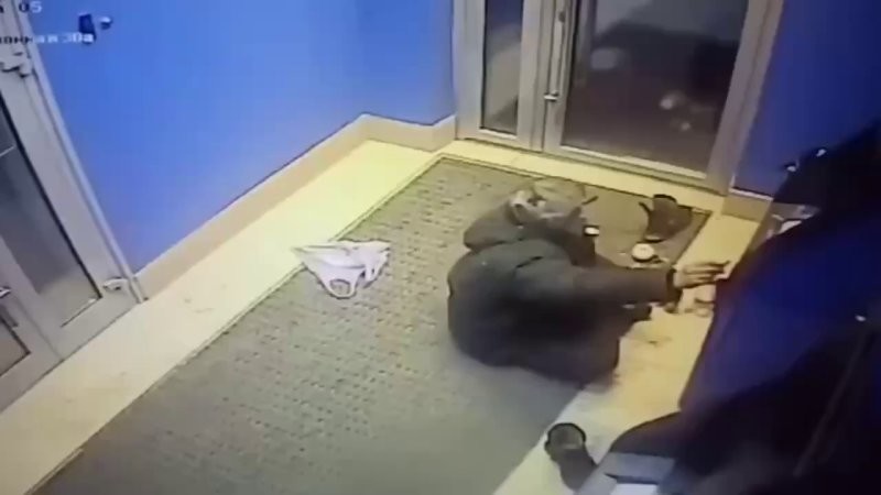 В Новосибирске мужчину задержали, когда он неспеша разбирал банкомат