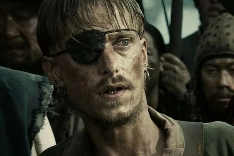 7. «Пираты Карибского моря» (2006) и повязка пирата