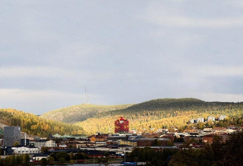 Разноцветная геометрия на серой коробке: шведский дом, который одновременно ненавидят и обожают