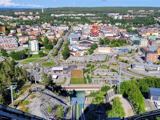 Разноцветная геометрия на серой коробке: шведский дом, который одновременно ненавидят и обожают