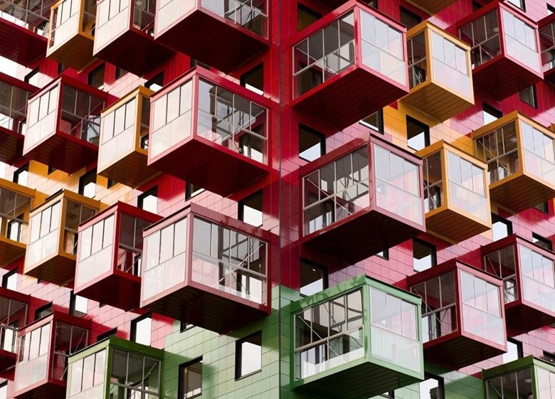 Разноцветная геометрия на серой коробке: шведский дом, который одновременно ненавидят и обожают