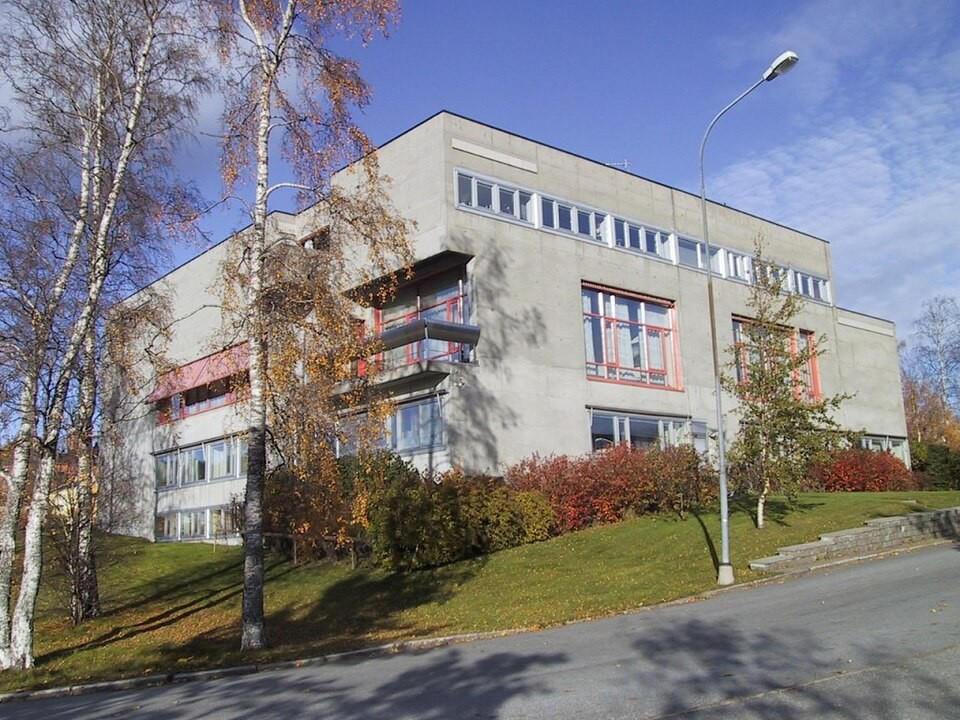 Разноцветная геометрия на серой коробке: шведский дом, который одновременно ненавидят и обожают