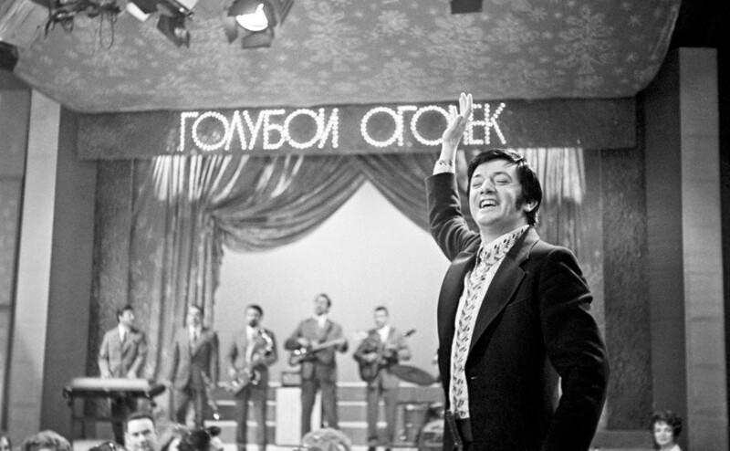 В 1962 году на советском телевидении стартовали первые выпуски будущей легенды – новогодней программы “Голубой огонёк”.