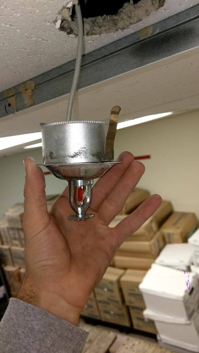 Чинил потолок в госпитале, нашёл камеру, замаскированную под сигнализацию