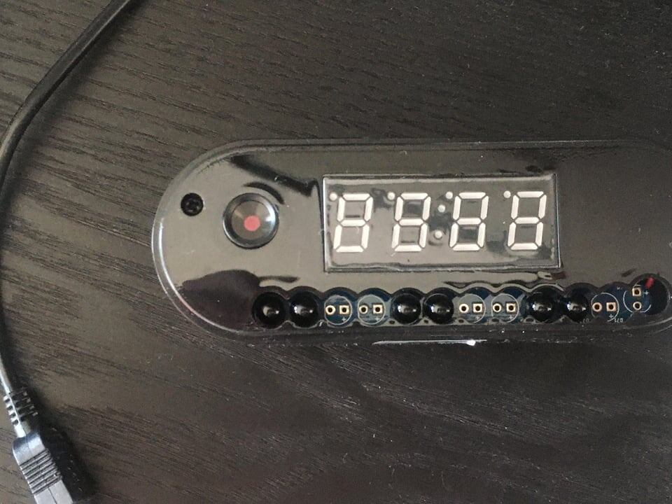 Эта скрытая камера, замаскированная под часы. Я нашёл её в моей арендованной квартире