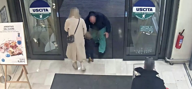 В Италии мужчина попытался вырвать ребёнка из рук матери