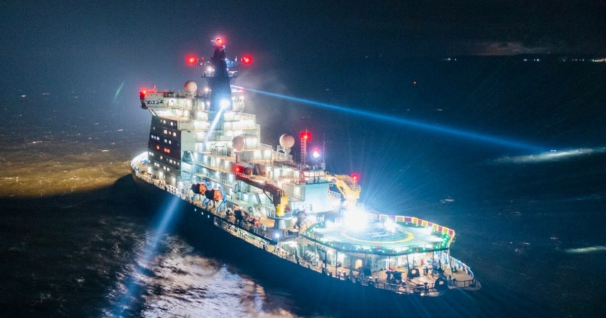 Немецкий ледокол застрял во льдах Арктики