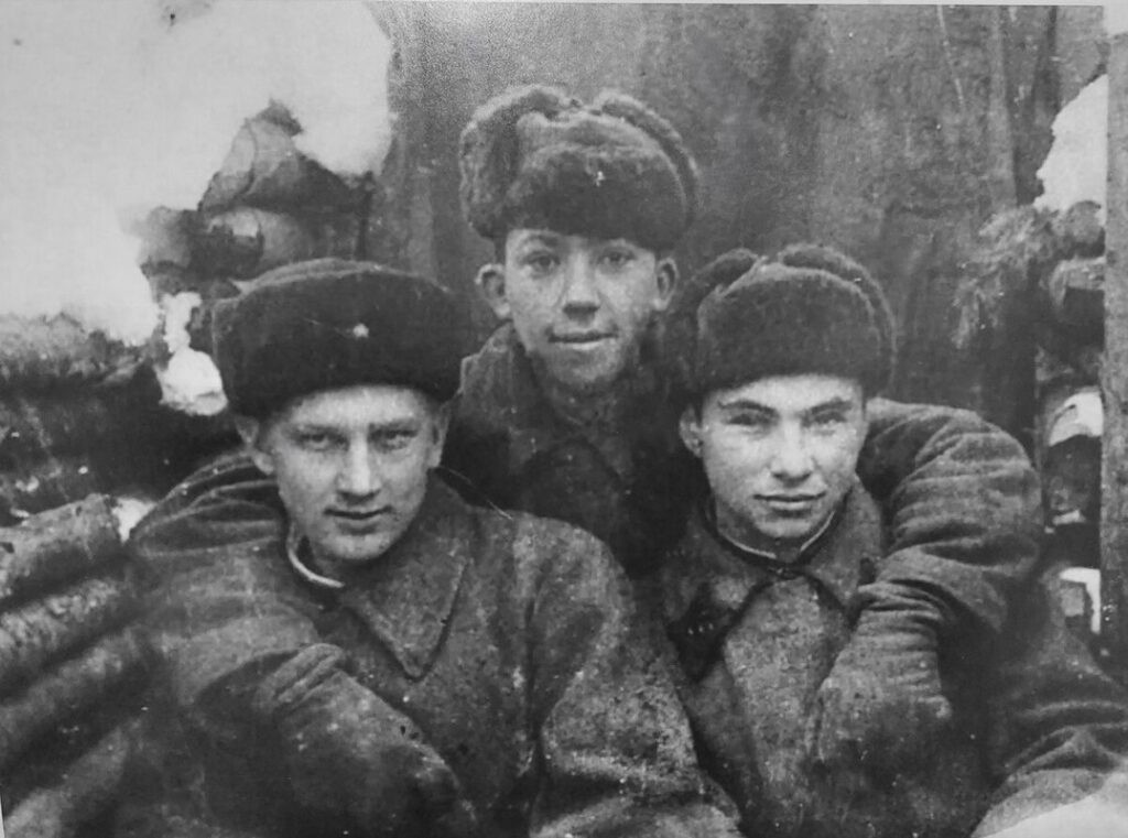 10. Юрий Никулин с однополчанами, 1941–1943 год