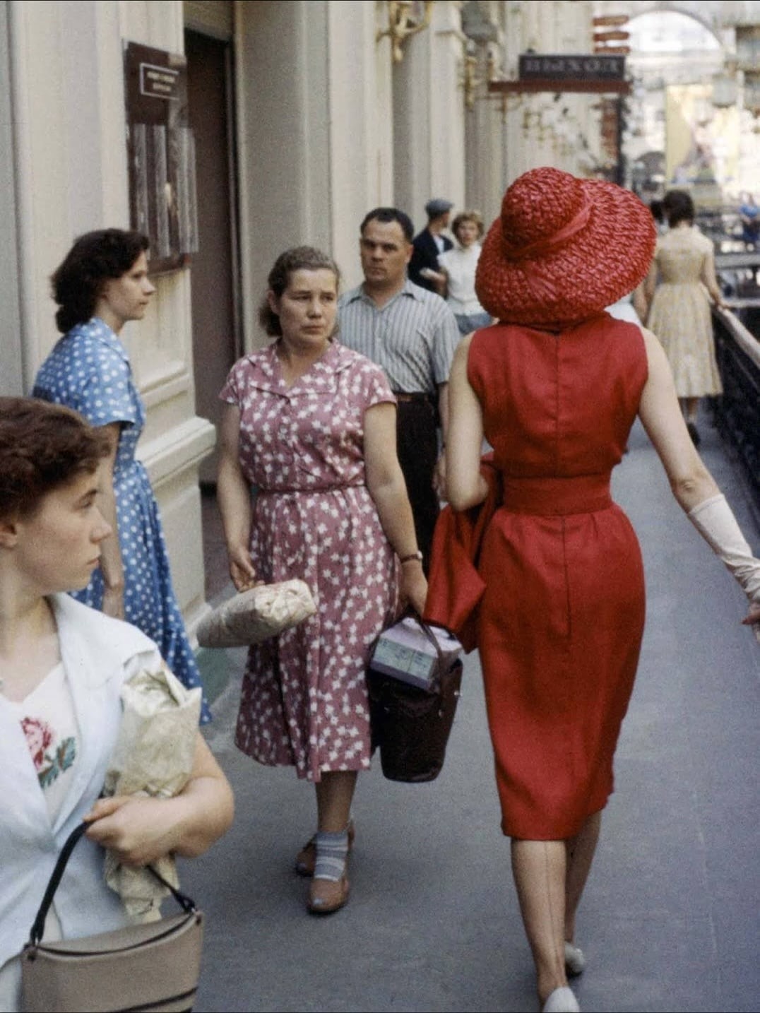 2. Французская манекенщица Дома Диор идет по улицам Москвы, 1959 год