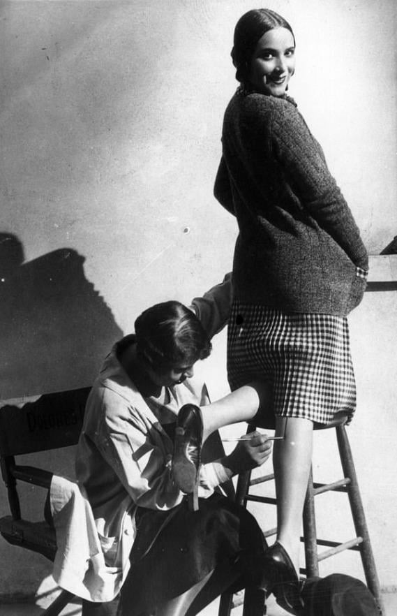 5. Женщине рисуют шов на ноге, чтобы создать видимость, что на ней чулки, 1926 год