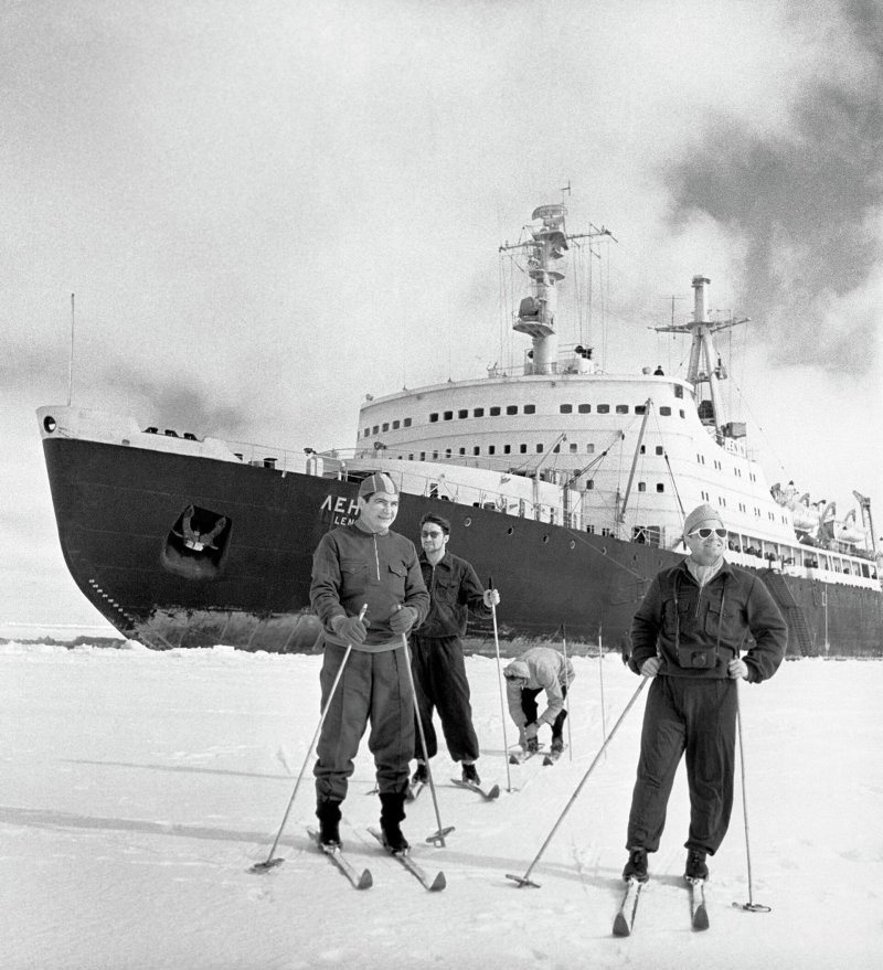 7. Члены экипажа атомохода «Ленин» вышли на лыжную прогулку во время короткой стоянки в арктических льдах
