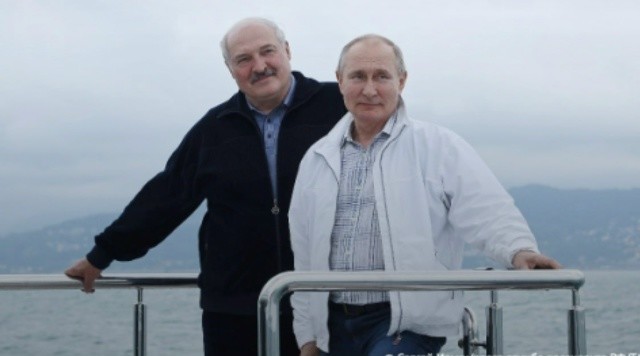 Лукашенко заявил, что нет той силы, которая способна оторвать Белоруссию и Россию друг от друга: "Обстоятельства так сложились, что они нас воедино связали, наверное, на долгие-долгие десятилетия и века"