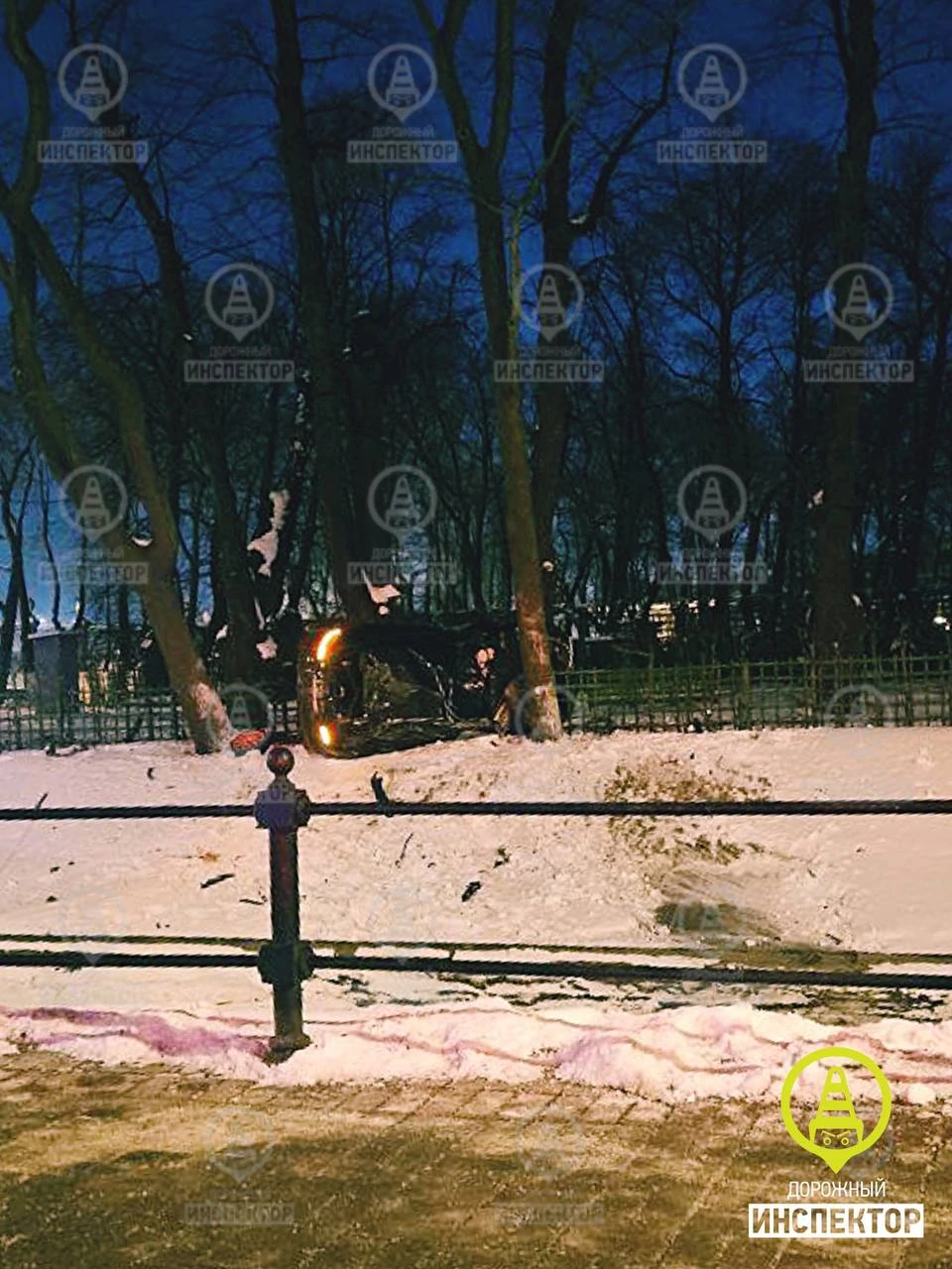 Мажор на Porsche перелетел через Лебяжью канавку и пробил ограду Летнего сада