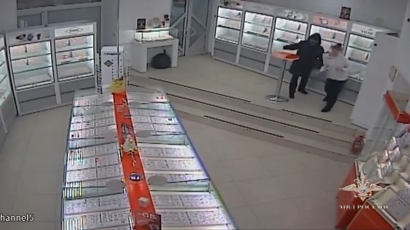 В Новосибирске мужчина ограбил ювелирный магазин на&nbsp;7&nbsp;млн рублей