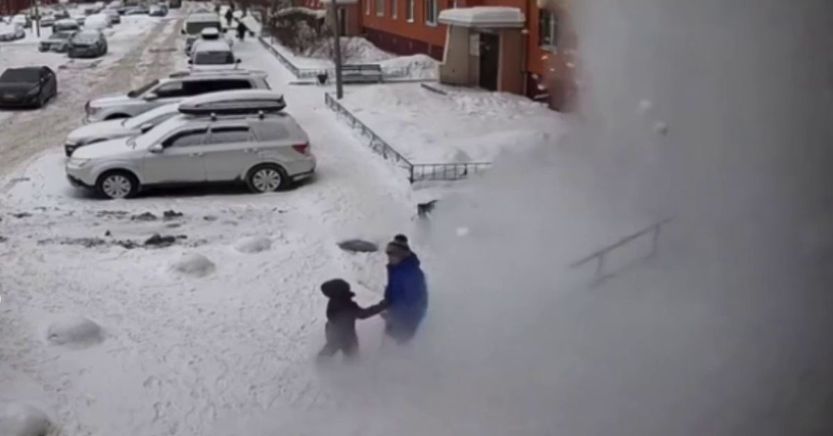 Снежная лавина с крыши дома едва не погубила пенсионерку и ребенка