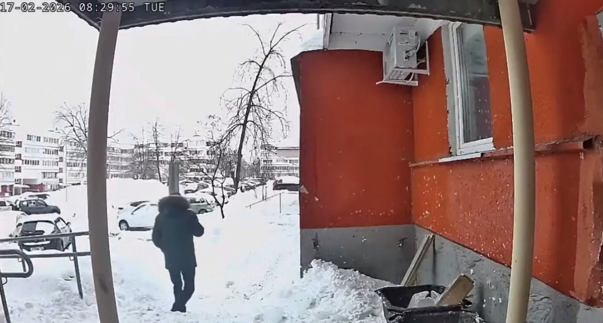 Глыба льда с крыши едва не покалечила мужчину в Татарстане