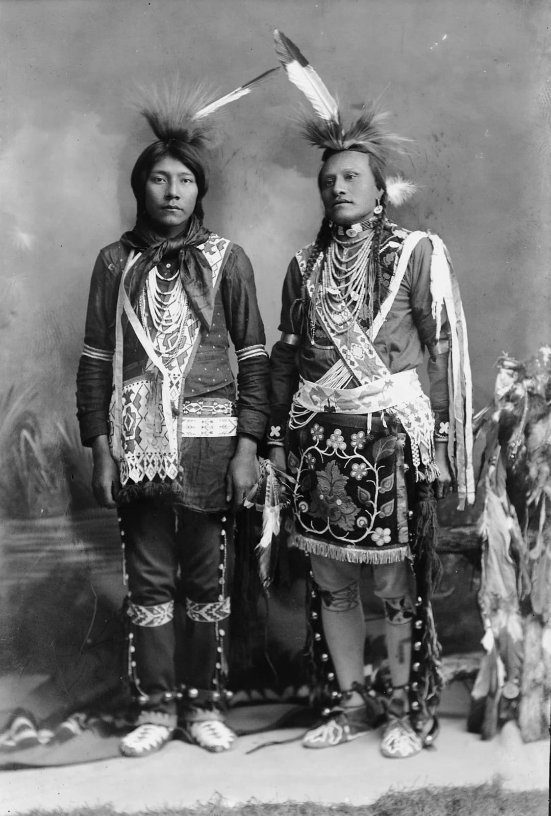 9. Коренные американцы (отец и сын) из юго-восточного Айдахо, около 1897 года