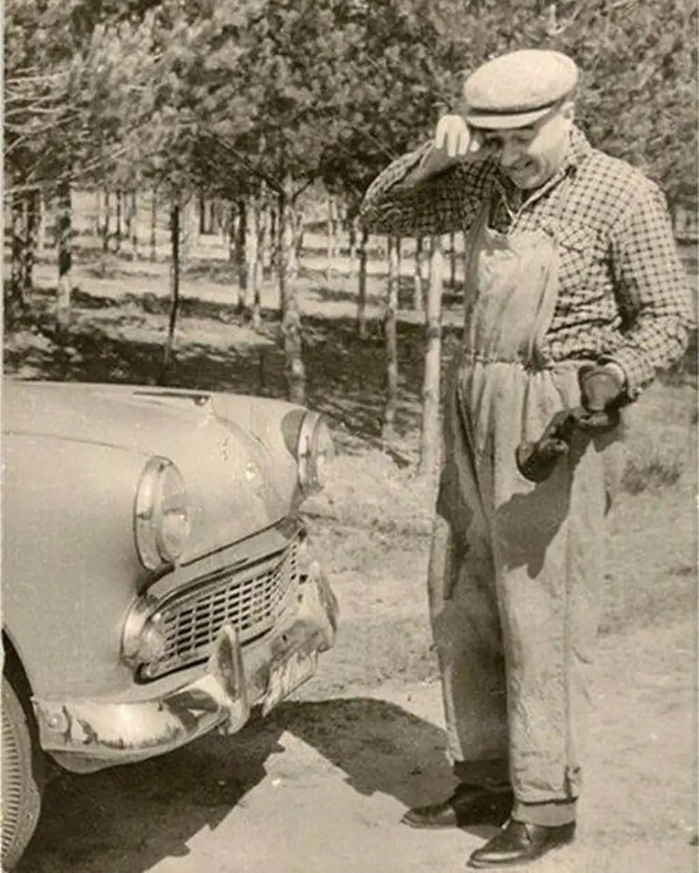 4. Владимир Этуш пытается починить свой Москвич-407. 1950-е годы