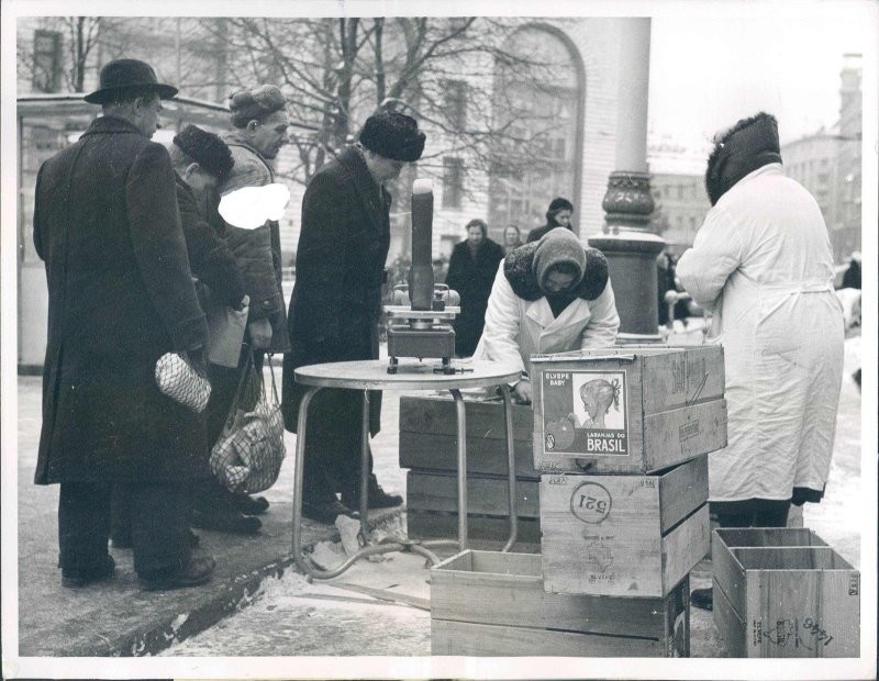 15. Продажа бразильских апельсинов на улице Москвы, 1962 год