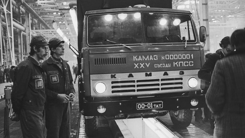 13. С конвейера сходит первый грузовик КамАЗ, 16 февраля 1976 года