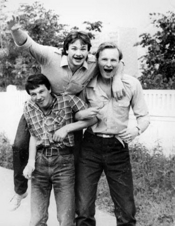 В. Ульянов (в центре) в юности с друзьями.
