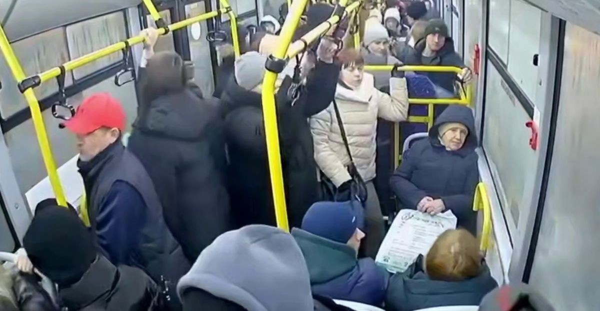 Дорожный знак влетел в стекло автобуса в Воронеже