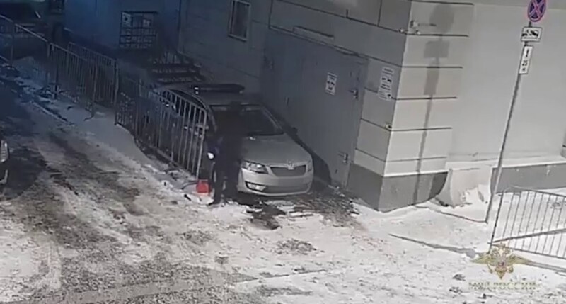 Парень поджег полицейскую машину в Москве