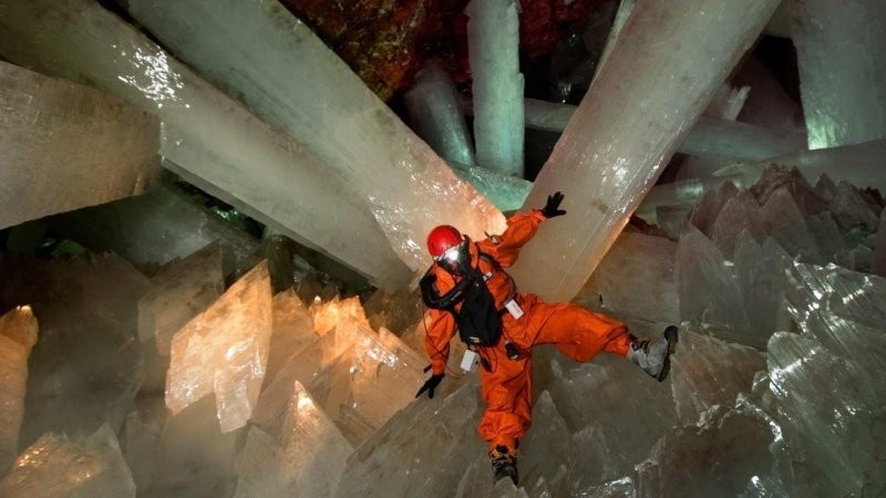 7. Пещера кристаллов в Мексике, известна наличием гигантских кристаллов селенита