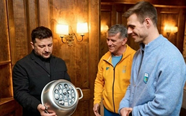 Эти всё делом заняты...