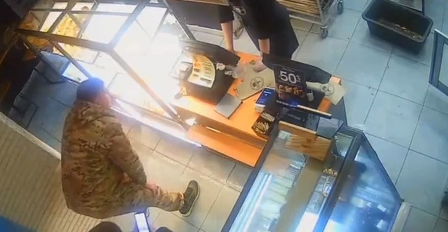 Неадекват ударил продавщицу из-за сыра