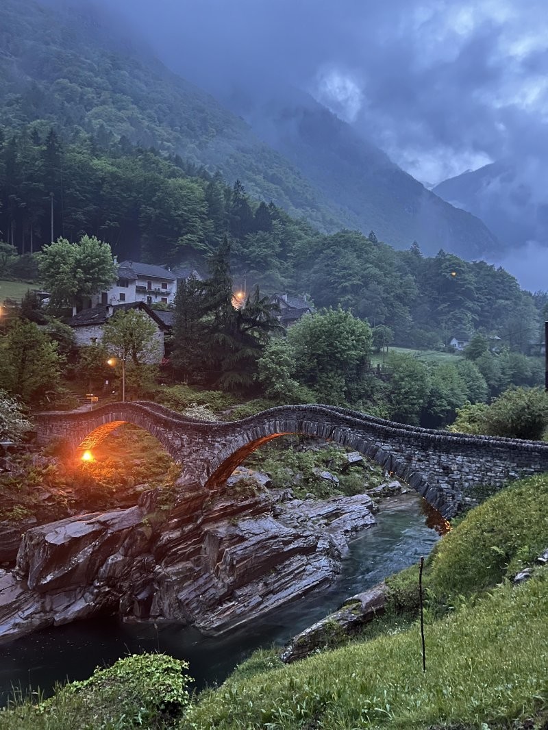 19. Старый мост в долине Швейцарии