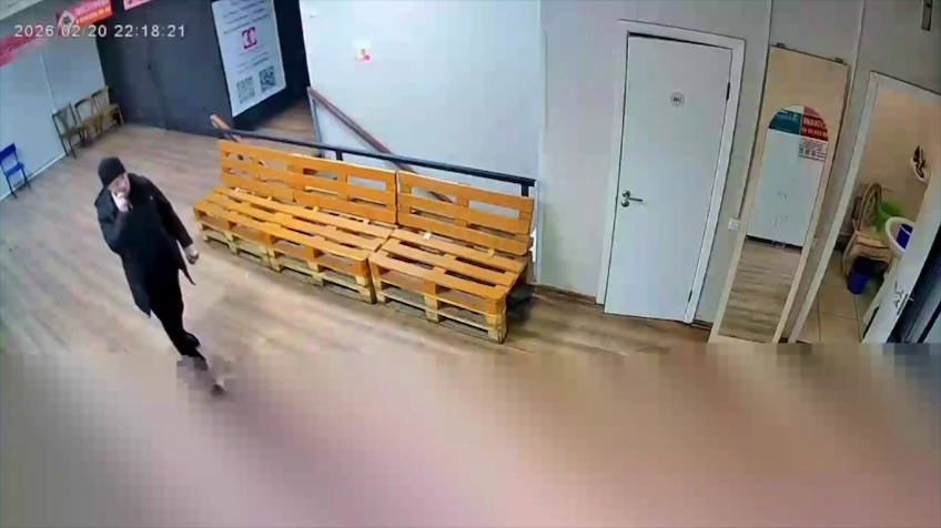 Что вот в головах у людей?: в Екатеринбурге гражданин украл сиденье от унитаза в бизнес-центре