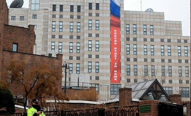 МИД Южной Кореи потребовал от посольства РФ снять баннер «Победа будет за нами»