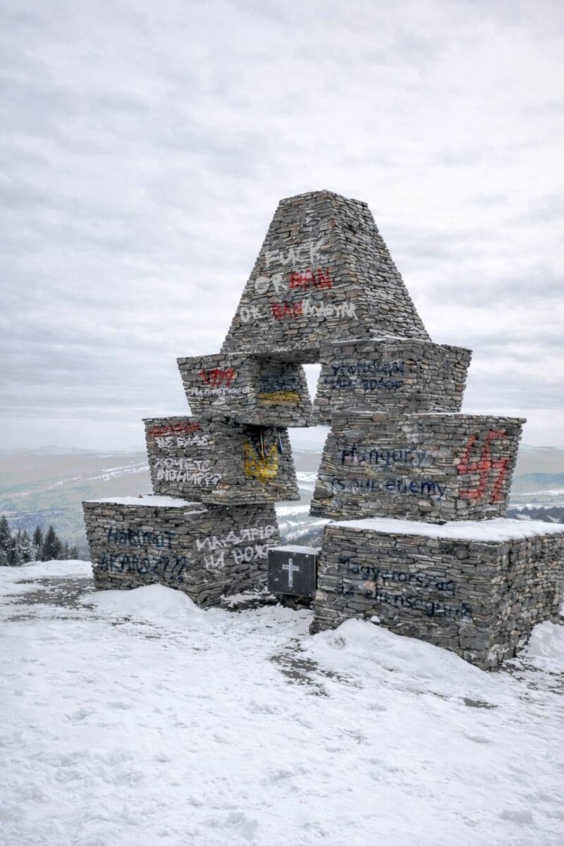 Укронацисты в Закарпатье осквернили сакральное для венгров место
