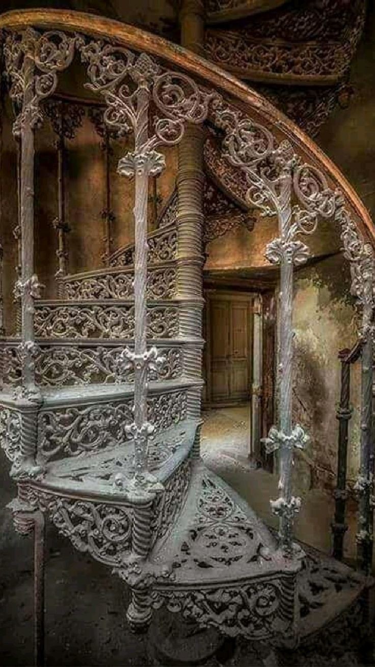 24. Старинная винтовая лестница