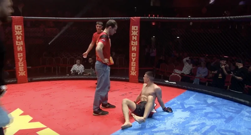 Боец ММА сломал ногу, делая сальто после победы