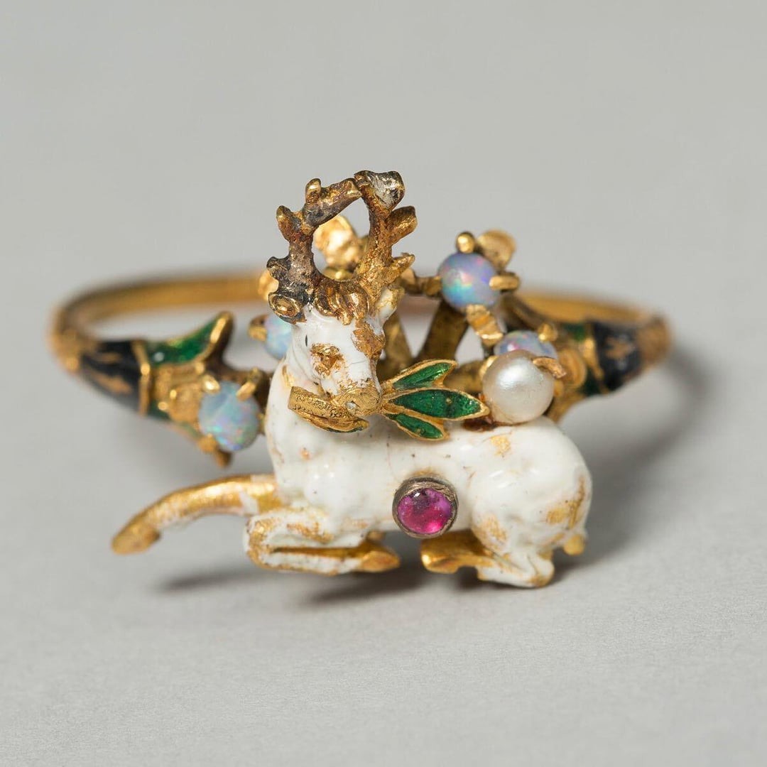 17. Золотое кольцо с оленем с ветвью. Германия, около 1550–1600 гг. н.э.