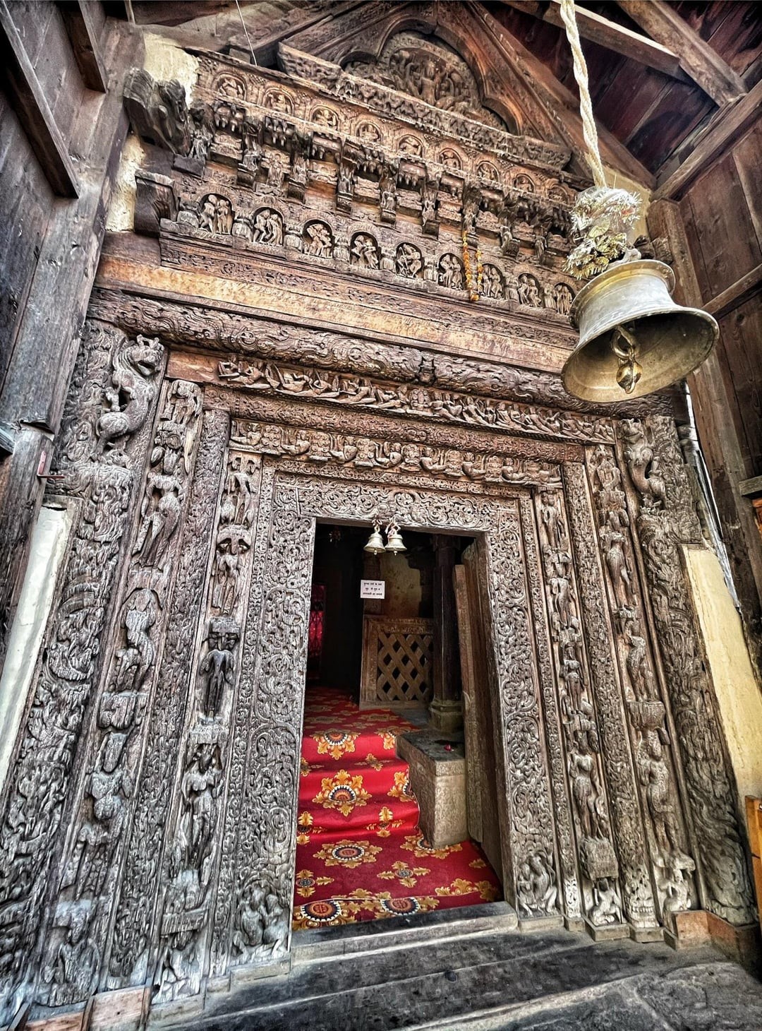 5. Искусно вырезанный деревянный вход в храм Лакшана Деви VII века н.э. в Индии