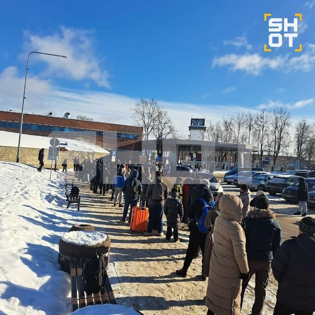 Сотни эстонцев стояли в очереди по 7-9 часов на границе, чтобы попасть в Россию на 23 февраля