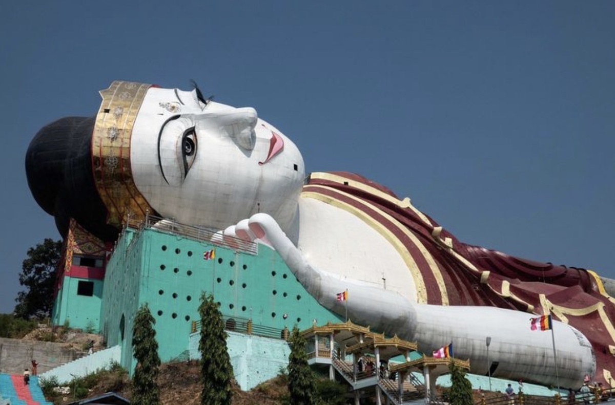 Статуя лежащего Будды. Ее длина&nbsp;365 м, Мудон в Мьянме