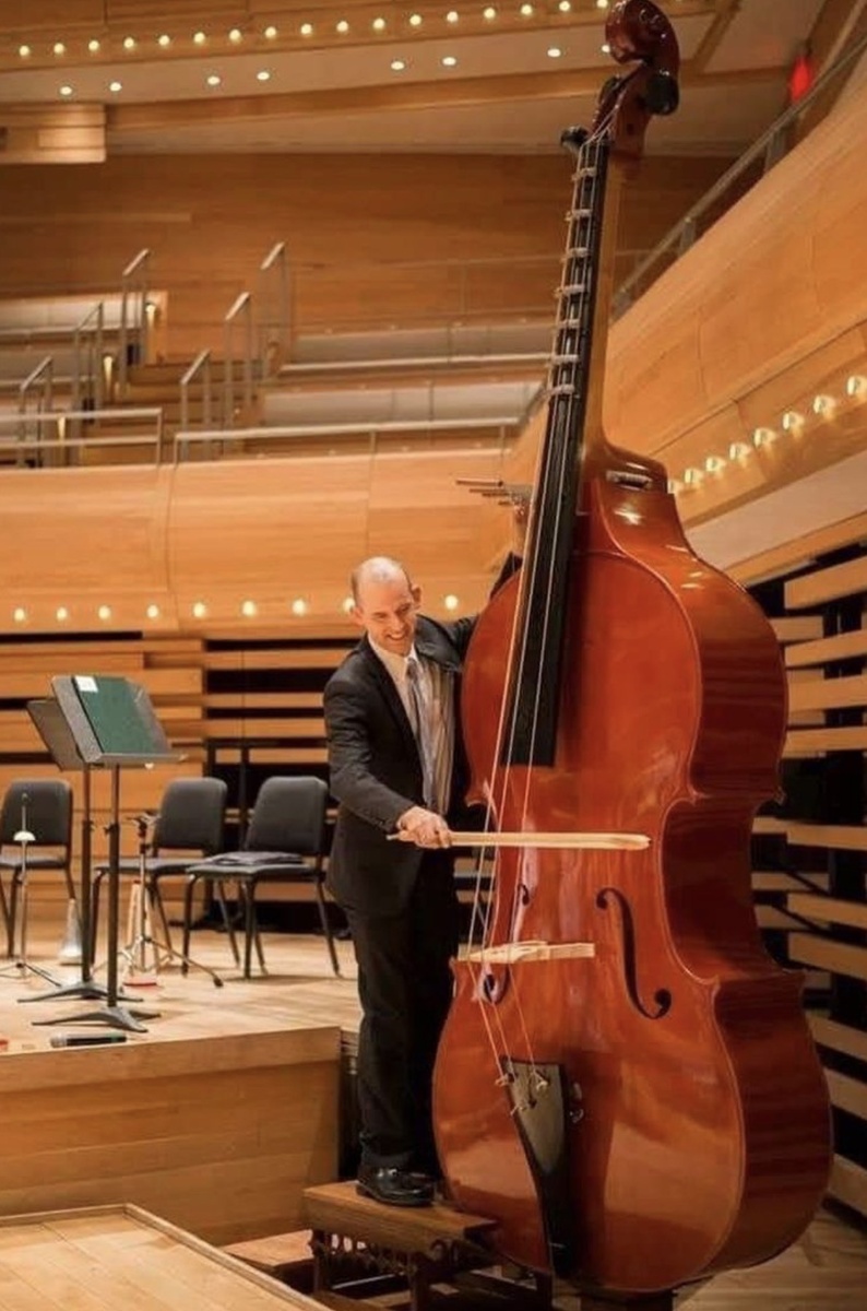 Октобас — экспериментальный музыкальный инструмент. Самый крупный по габаритам и самый низкий по звучанию из смычковых — родственник контрабаса